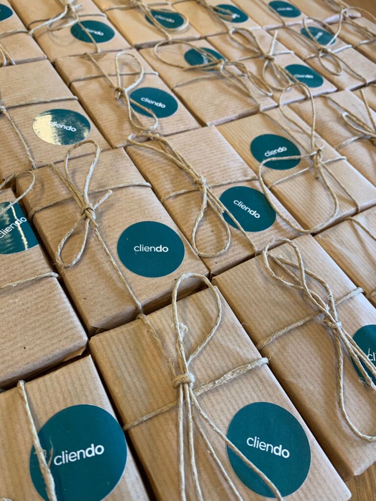 Cliendo compliment cards verpakt Cliendo compliment cards pakketjes, klaar om verstuurd te worden.